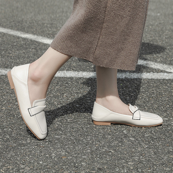 Lapos talpú női bőrcipő új modellje