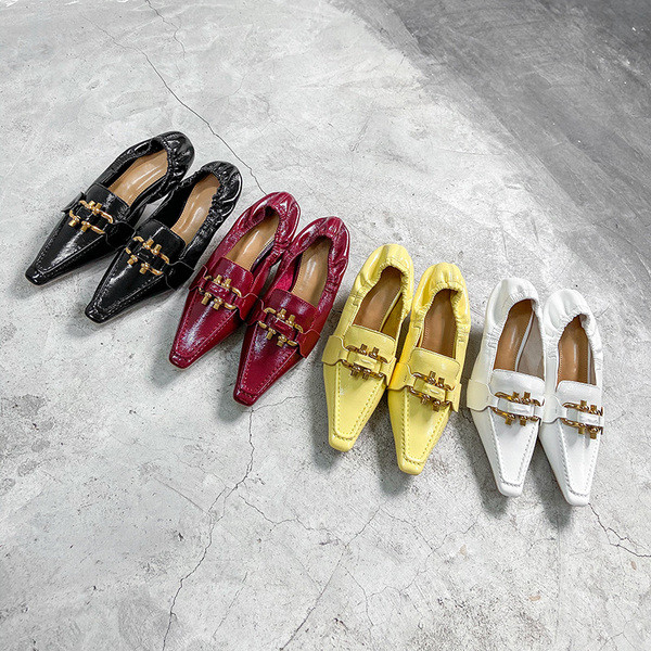 Női öko bőr cipő fém díszítéssel - hegyes modell