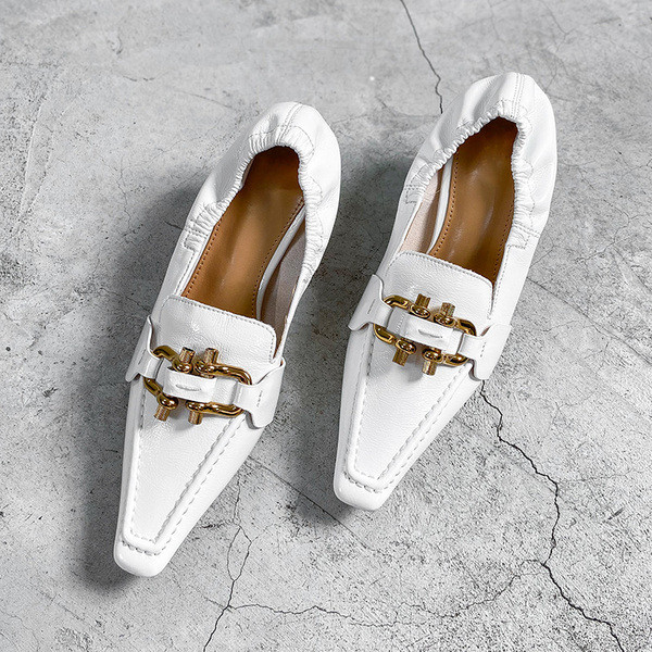 Női öko bőr cipő fém díszítéssel - hegyes modell