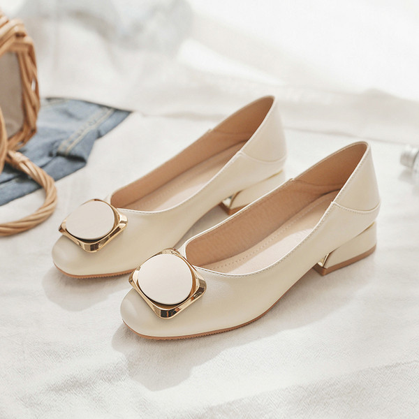 Eko bőrből készült stílusos női cipő fém csattal