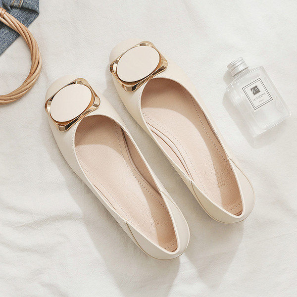 Eko bőrből készült stílusos női cipő fém csattal