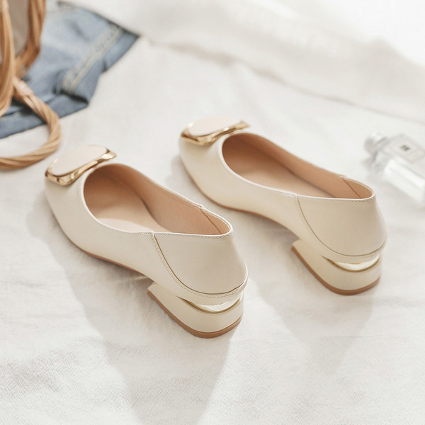 Eko bőrből készült stílusos női cipő fém csattal