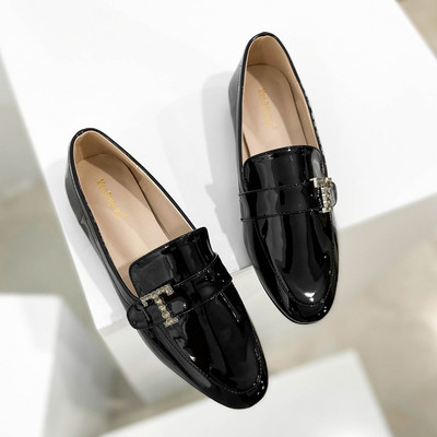 Lapos talpú, fém díszítéssel rendelkező női lakkcipő