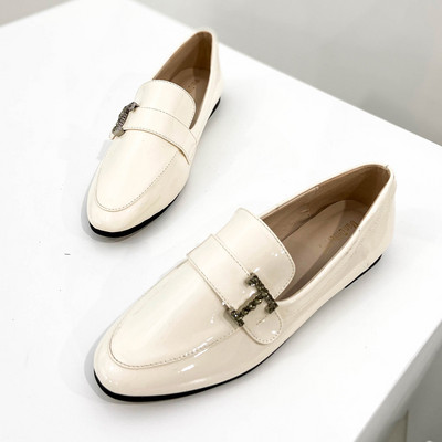 Lapos talpú, fém díszítéssel rendelkező női lakkcipő