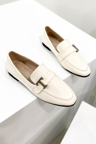 Lapos talpú, fém díszítéssel rendelkező női lakkcipő