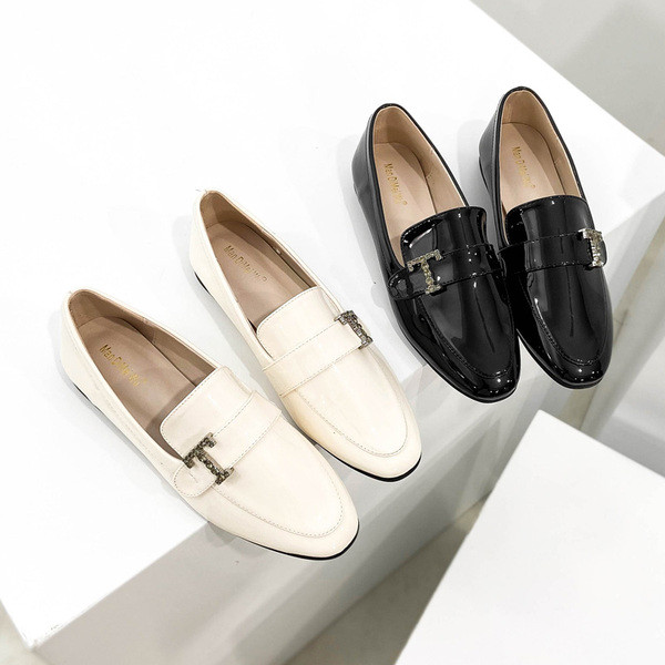 Lapos talpú, fém díszítéssel rendelkező női lakkcipő