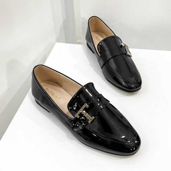 Lapos talpú, fém díszítéssel rendelkező női lakkcipő