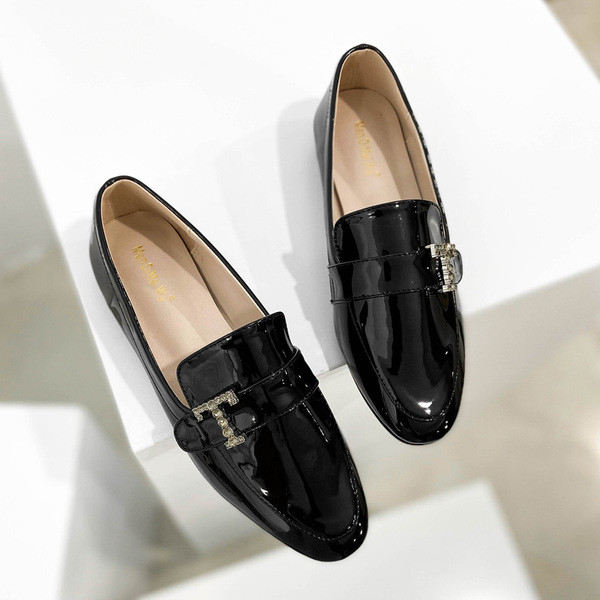 Lapos talpú, fém díszítéssel rendelkező női lakkcipő