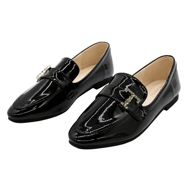 Lapos talpú, fém díszítéssel rendelkező női lakkcipő