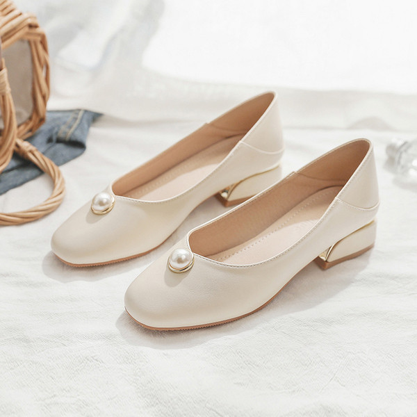 Női alkalmi bőr cipő gyöngyökkel és alacsony sarkúval