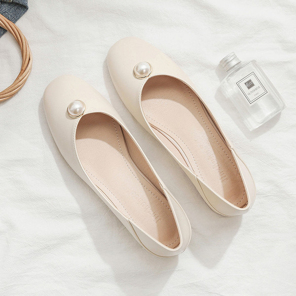 Női alkalmi bőr cipő gyöngyökkel és alacsony sarkúval