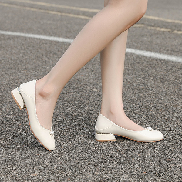 Női alkalmi bőr cipő gyöngyökkel és alacsony sarkúval