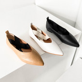 Öko bőrből készült, hegyes női cipőmodell keresztpánttal