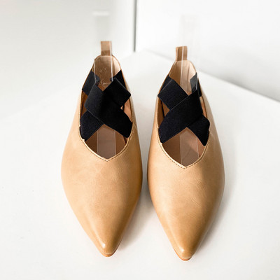 Öko bőrből készült, hegyes női cipőmodell keresztpánttal