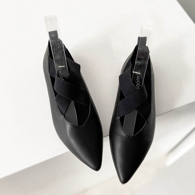 Öko bőrből készült, hegyes női cipőmodell keresztpánttal