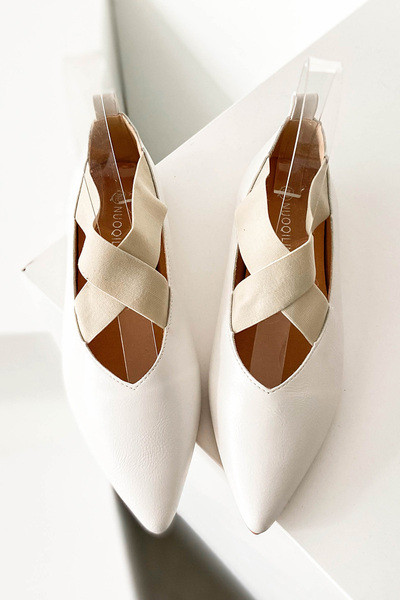 Öko bőrből készült, hegyes női cipőmodell keresztpánttal