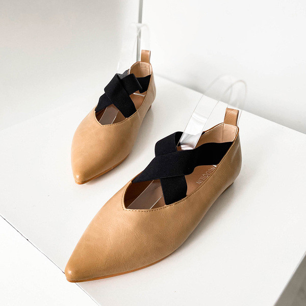 Öko bőrből készült, hegyes női cipőmodell keresztpánttal