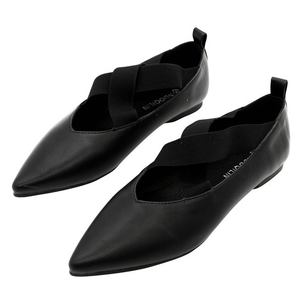 Öko bőrből készült, hegyes női cipőmodell keresztpánttal