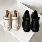 Női alkalmi cipő eko bőrből, lapos talppal és csattal