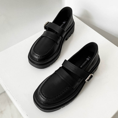 Női alkalmi cipő eko bőrből, lapos talppal és csattal