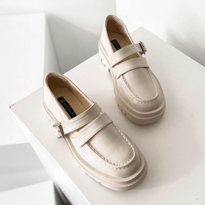 Női alkalmi cipő eko bőrből, lapos talppal és csattal