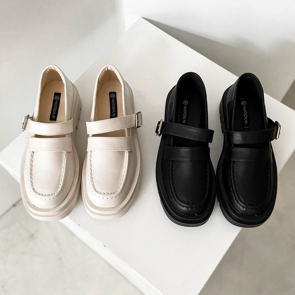 Női alkalmi cipő eko bőrből, lapos talppal és csattal