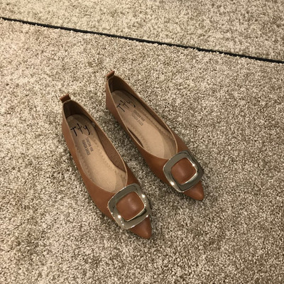 Női hegyes műbőr cipő új modellje