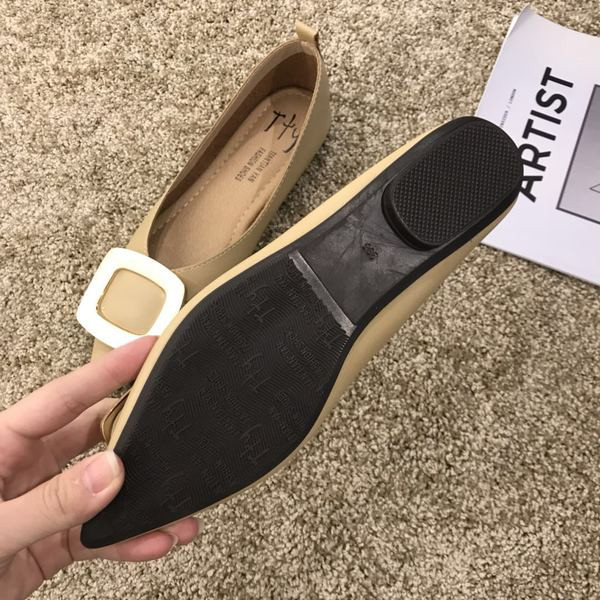 Női hegyes műbőr cipő új modellje