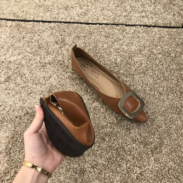 Női hegyes műbőr cipő új modellje