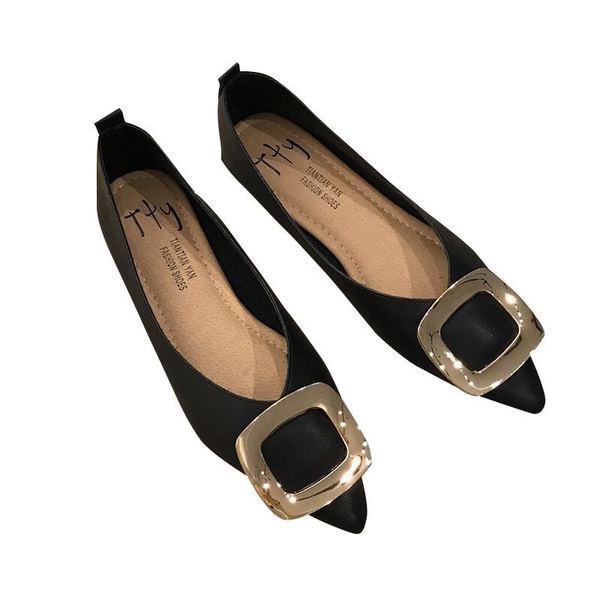 Női hegyes műbőr cipő új modellje