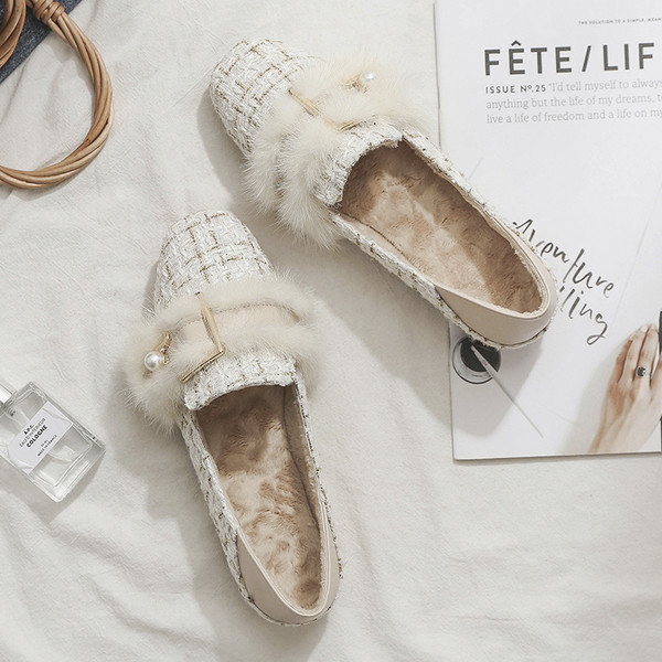 Stílusos női cipő pehely és lapos talppal