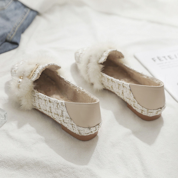 Stílusos női cipő pehely és lapos talppal