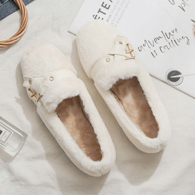 Modern női pehelycipő csattal