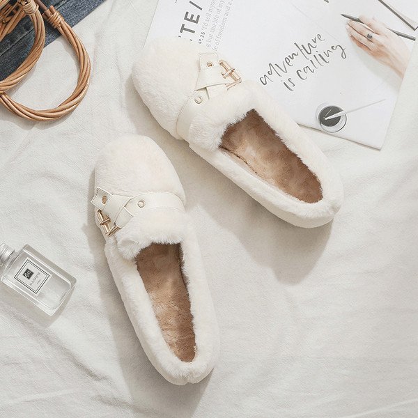 Modern női pehelycipő csattal