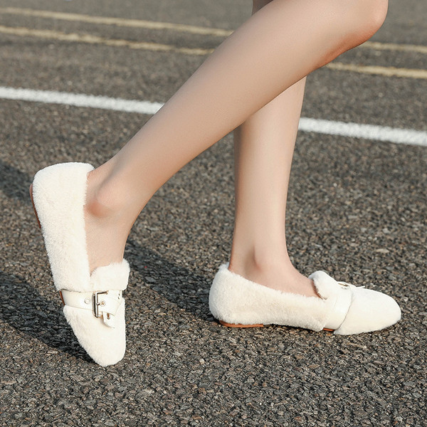 Modern női pehelycipő csattal