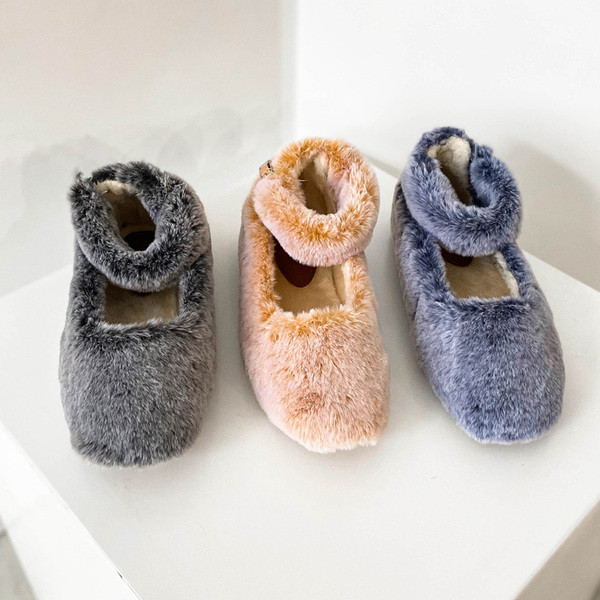 Modern női cipő lapos talppal és pehellyel