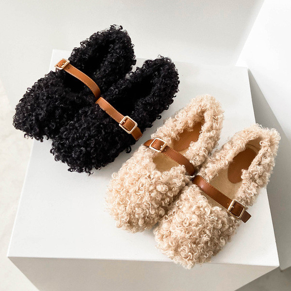 Női plüss cipő lapos talppal és bőrpánttal