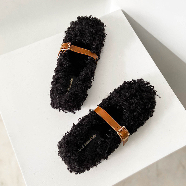 Női plüss cipő lapos talppal és bőrpánttal