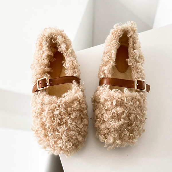 Női plüss cipő lapos talppal és bőrpánttal