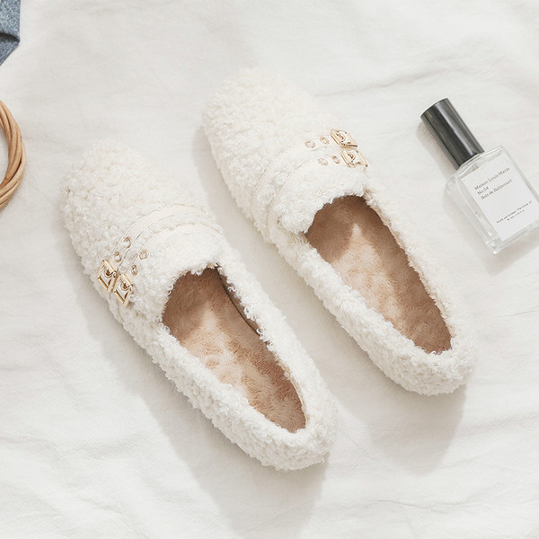 Női alkalmi pehelycipő fém csattal és lapos talppal