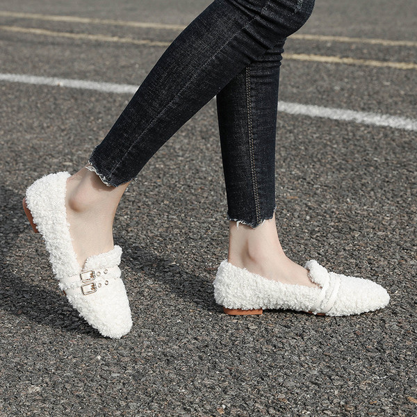 Női alkalmi pehelycipő fém csattal és lapos talppal