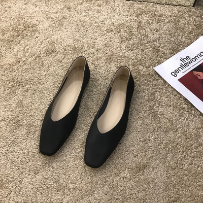 Egyszínű, lapos talpú női bőrcipő