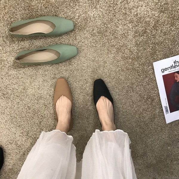 Egyszínű, lapos talpú női bőrcipő