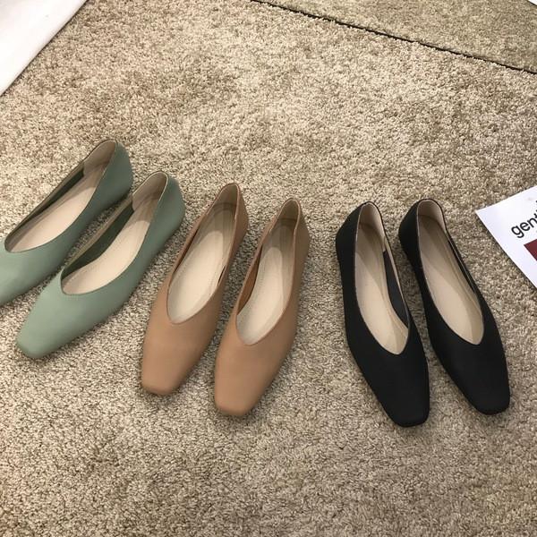 Egyszínű, lapos talpú női bőrcipő