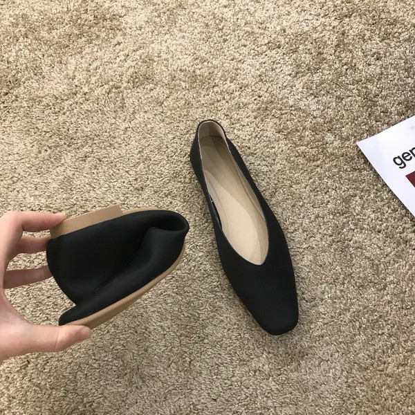 Egyszínű, lapos talpú női bőrcipő