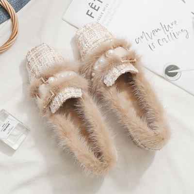 Női alkalmi cipő pehellyel és gyöngyökkel