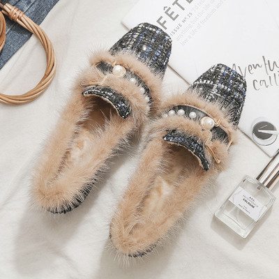 Női alkalmi cipő pehellyel és gyöngyökkel