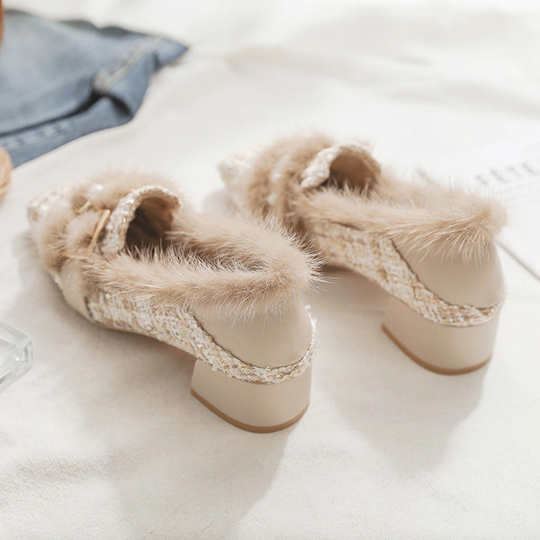 Női alkalmi cipő pehellyel és gyöngyökkel
