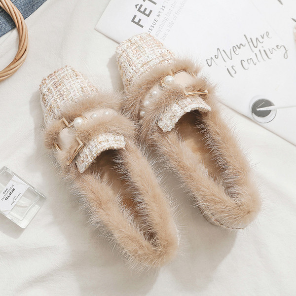 Női alkalmi cipő pehellyel és gyöngyökkel