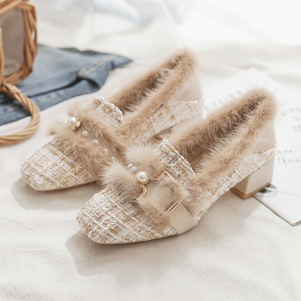 Női alkalmi cipő pehellyel és gyöngyökkel